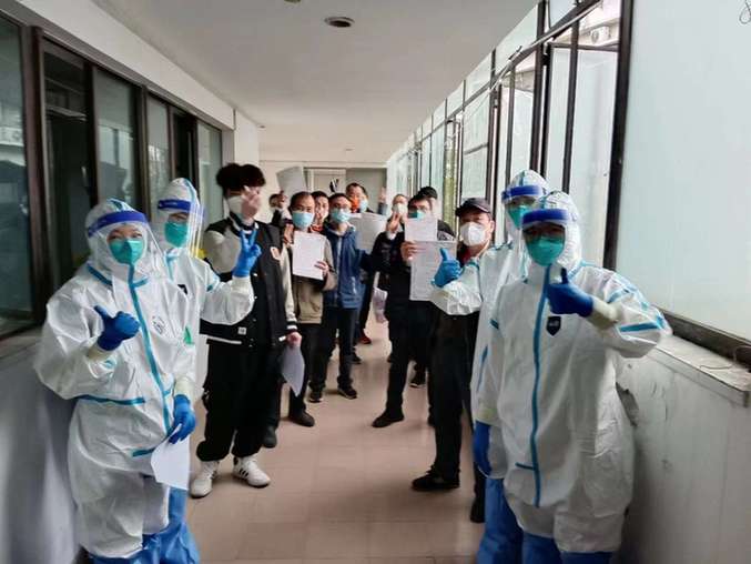 上海岳阳医院纪念路方舱医院医疗队首批患者出院
