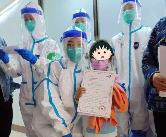 上海岳阳医院纪念路方舱医院医疗队首批患者出院