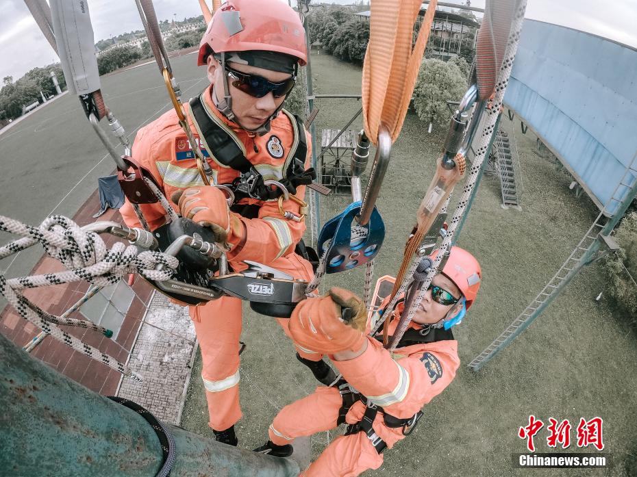 “飞檐走壁”练技艺 重庆九龙坡消防开展绳索救援培训