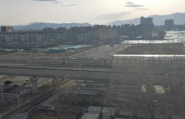 北京这个小区每天地铁噪音呼啸！隔音罩却迟迟不加装？