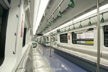 4月23日起 重庆单轨2号线8编组列车上线载客运营