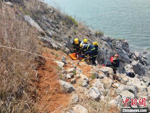 辽宁大连：一名男子不慎在海边坠崖 消防员紧急救助