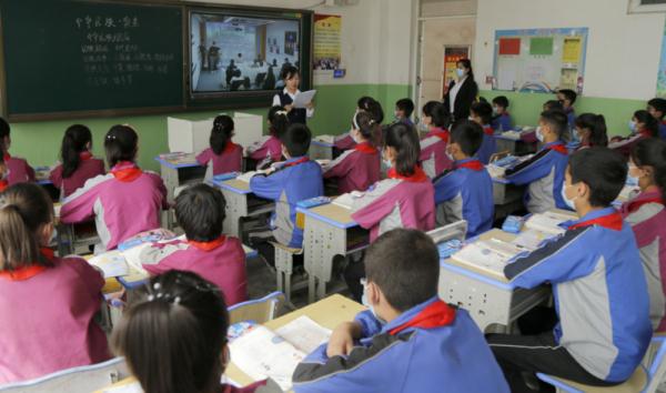 “一起云支教”公益行动走进新疆 知名教师与乡村学生“屏对屏”