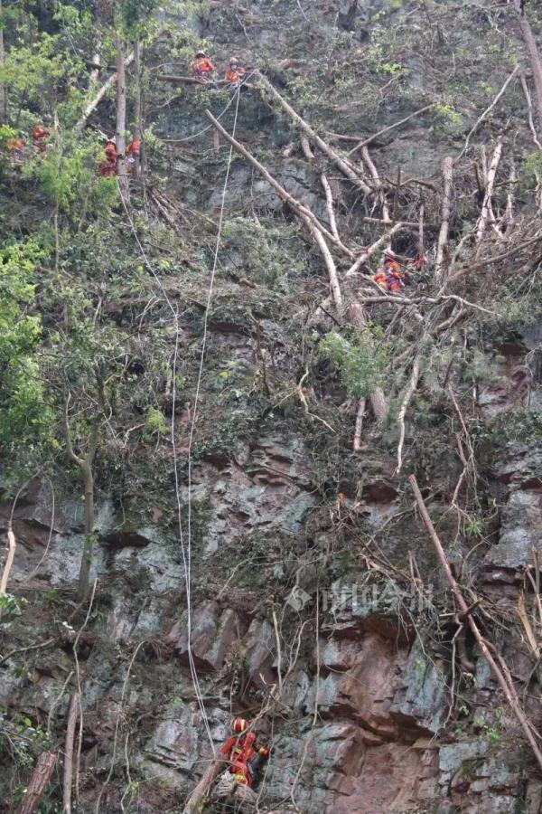广西一男子失足摔落悬崖，被困数十米高峭壁