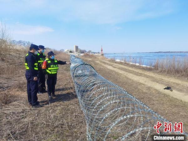 黑龙江黑河：江边现迫击炮弹 民警迅速排除险情
