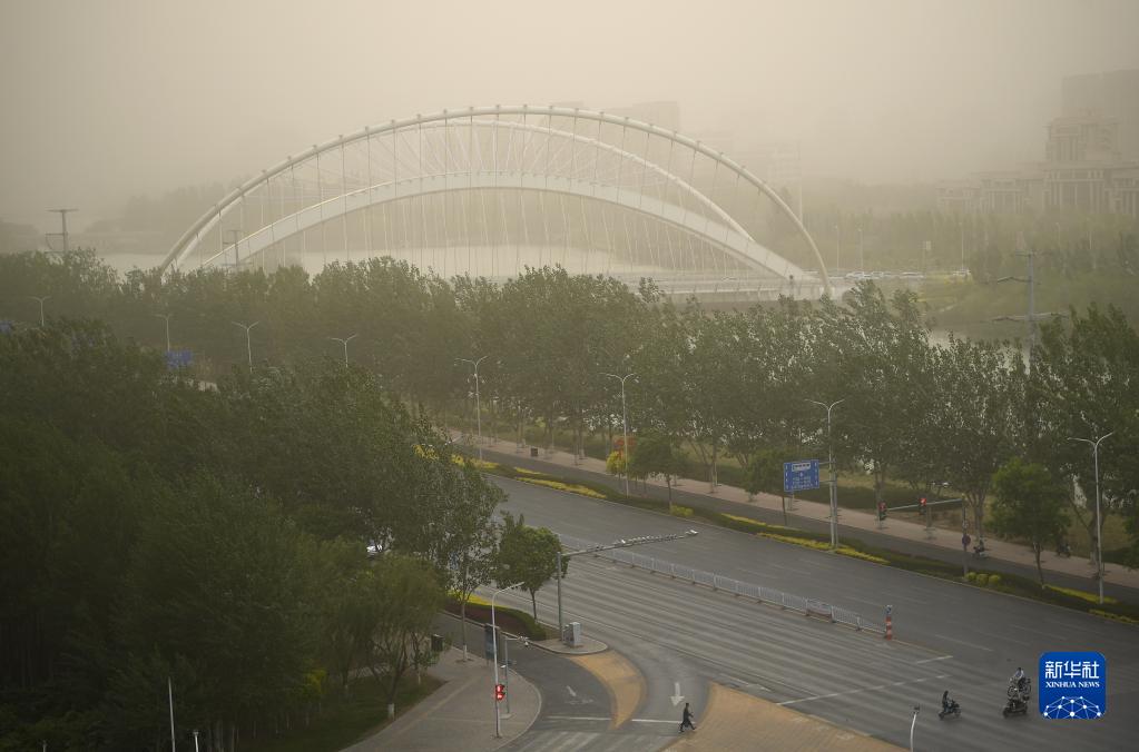 宁夏银川遭遇沙尘天气