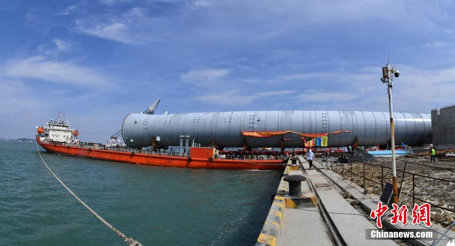 福建泉港：超千吨石化设备卸船上岸