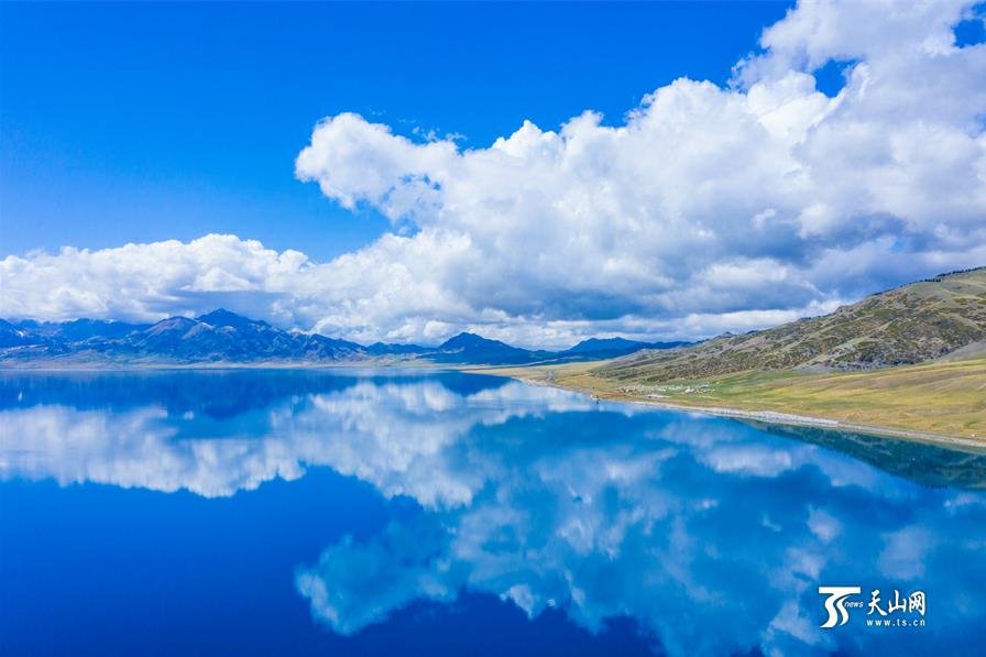 清澈治愈蓝、遍地郁金香……新疆赛里木湖“颜值”太惊艳！