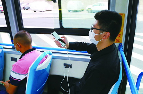 厦门今年拟增210辆电动公交车 乘客自带充电线可充电