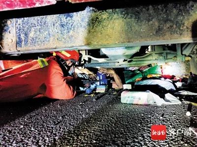 海南环岛高速路上一货车停车维修遭追尾，司机修车遭碾压……
