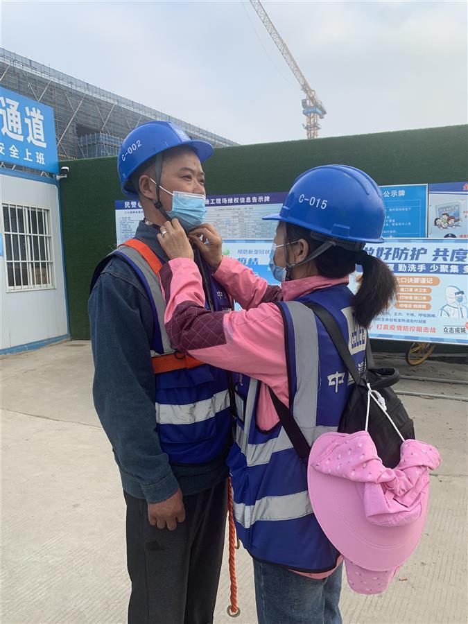 工地塔吊夫妻搭档：互为“手”“眼” 16年深情凝望