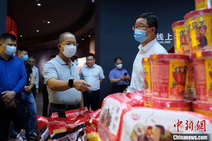 多国侨商在广西探访当地著名小吃螺蛳粉