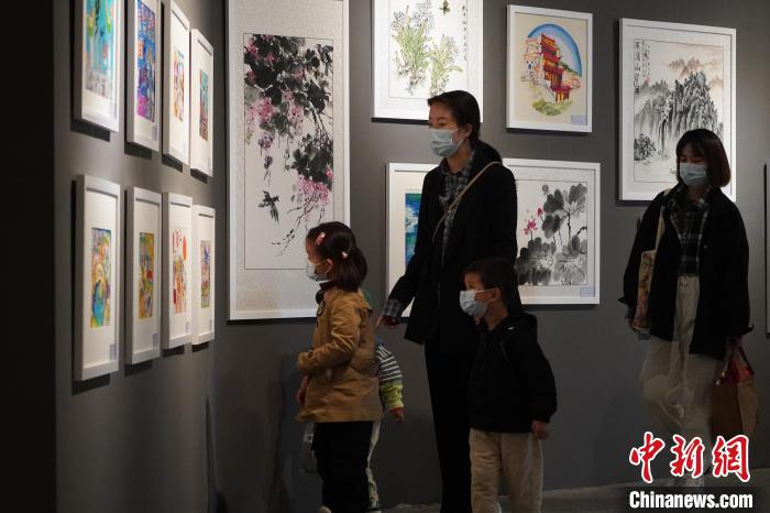 市民参观少儿美术展览。