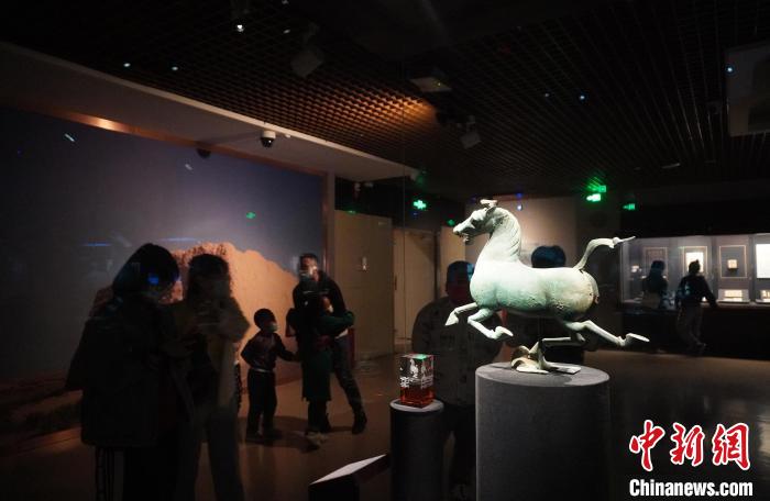甘肃省博物馆展出的“铜奔马”吸引观众拍照留影。