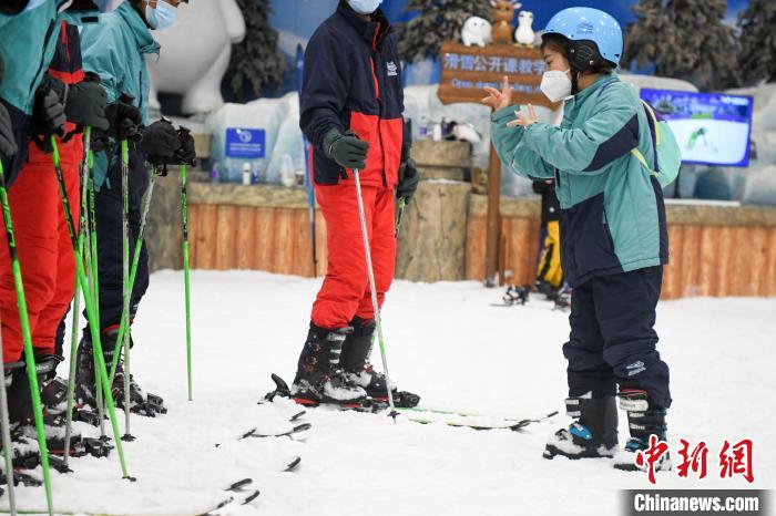 湖南省特教中等专业学校的老师用手语告诉学生们滑雪要领。　杨华峰 摄