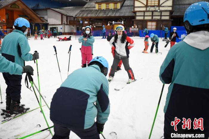 欢乐雪域滑雪学校校长高永清教听障学生滑雪。　杨华峰 摄