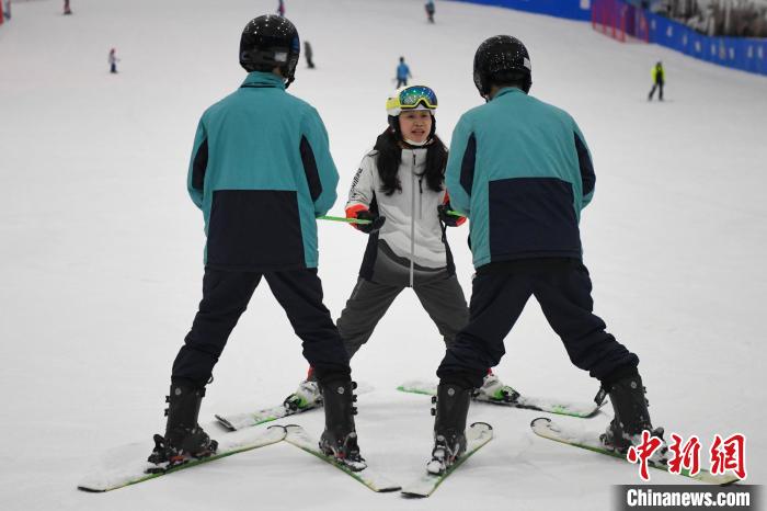 听障学生在高永清校长带领下尝试滑雪。　杨华峰 摄