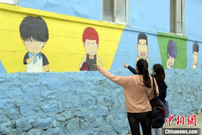 这些墙体彩绘由该村返乡大学生及同伴绘制。　姜志朋 摄