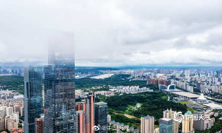 广西南宁强降雨结束 城市上空现云海气势磅礴