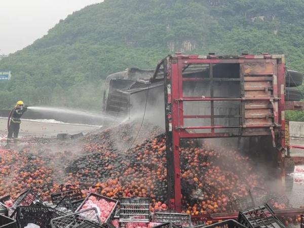 32吨烤橘子，贵州一高速上13米长货车侧翻起火