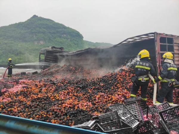 32吨烤橘子，贵州一高速上13米长货车侧翻起火