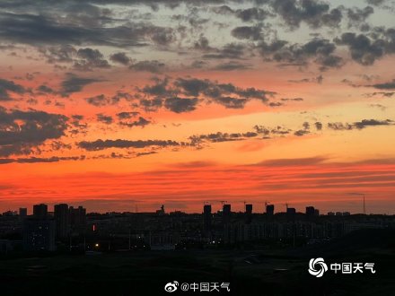 美爆了！新疆乌鲁木齐绚丽晚霞映衬云朵