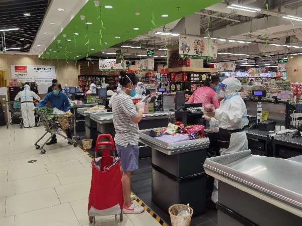数字哨兵站岗、细化防疫措施，上海徐汇线下超市见闻