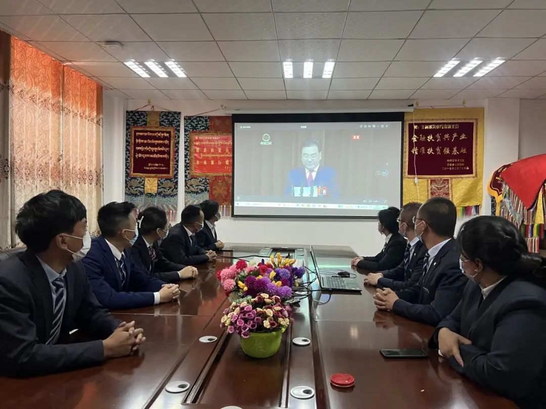 青海省囊谦县广大干部群众收听收看省第十四次党代会开幕盛况