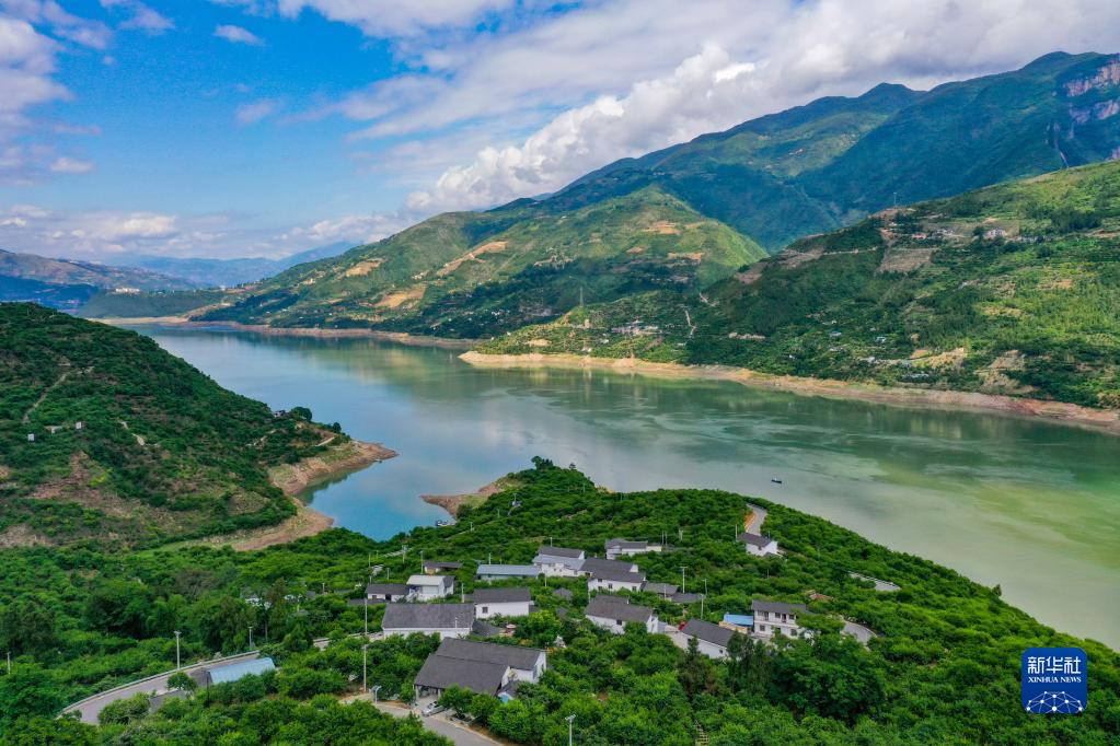 重庆：长江巫山段水清岸绿