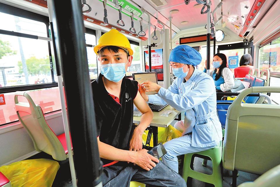 河南郑州：疫苗接种车驶上街头
