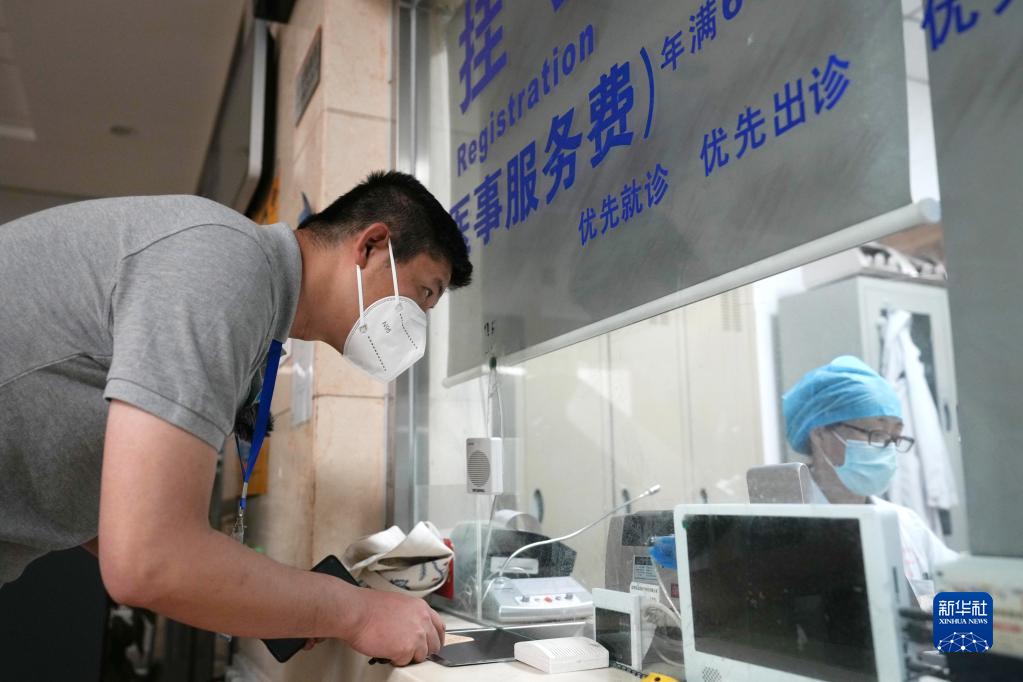 北京：抗疫一线 我为居民买药忙