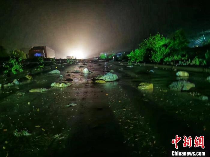 京昆高速雅西段因暴雨突发泥石流 实行交通管制