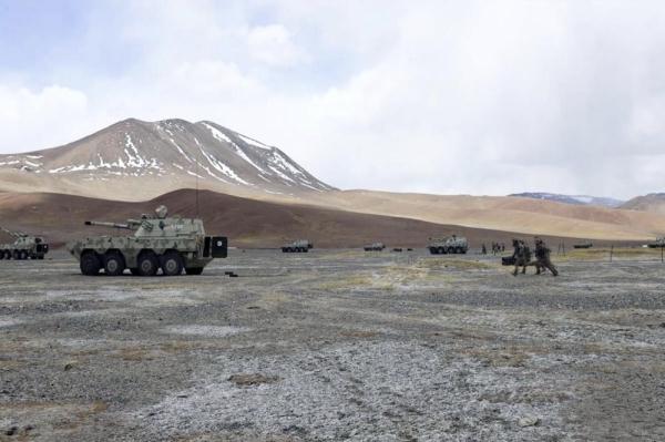 挑战极限距离 新疆军区某合成团开展自行火炮射击考核