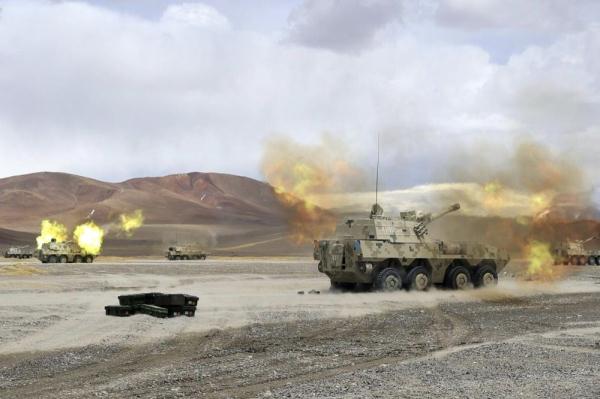 挑战极限距离 新疆军区某合成团开展自行火炮射击考核