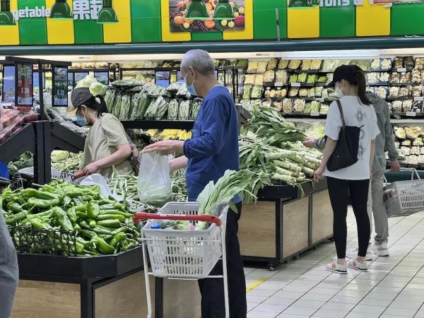 超市多措并举加强防疫，北京市民购物如何防护？记者现场探访