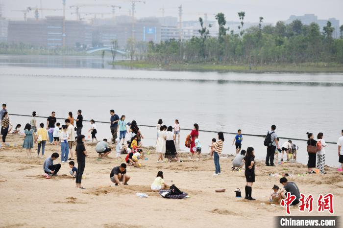 人造沙滩上游玩的市民。　张浪 摄