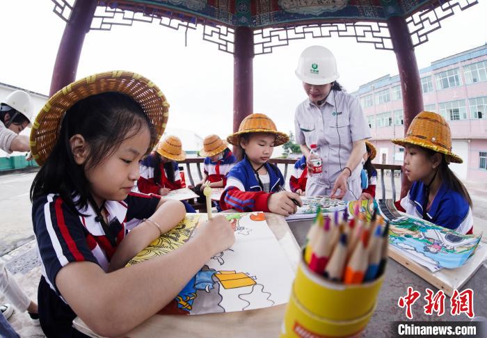 江西上高：儿童走进大国粮仓 画笔描绘“粒粒皆辛苦”