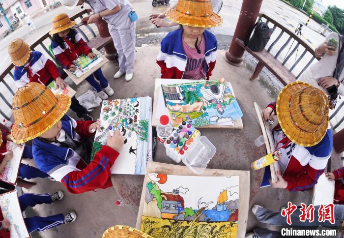 江西上高：儿童走进大国粮仓 画笔描绘“粒粒皆辛苦”