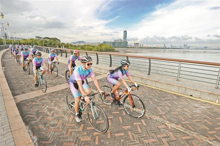 国际化在身边 中外青年骑行打卡深圳地标