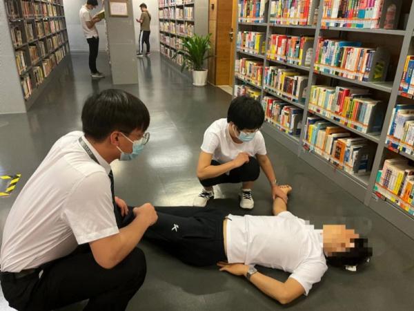 在深圳图书馆救人的白衣女子，找到了！