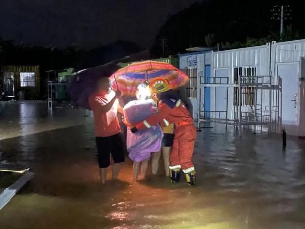 昨日！贵州多地大暴雨！消防员连夜紧急救援……