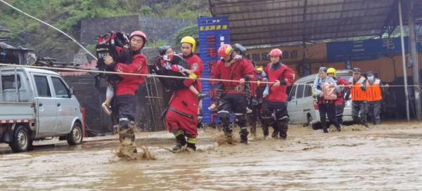 昨日！贵州多地大暴雨！消防员连夜紧急救援……