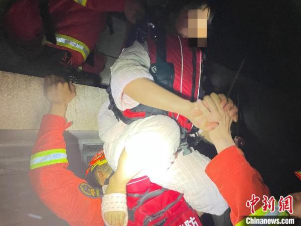 贵州局地受特大暴雨“袭击” 消防连夜营救被困民众