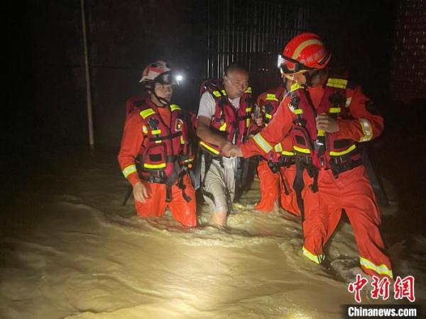贵州局地受特大暴雨“袭击” 消防连夜营救被困民众