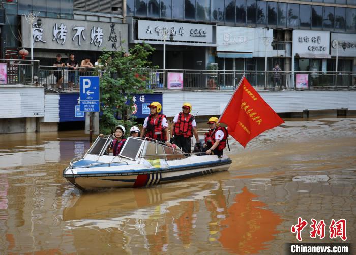 救援志愿者驾驶小艇在城市被淹地段巡逻，救助被洪水围困者。　蒙鸣明 摄