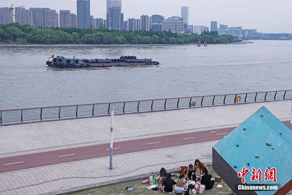 上海民众端午假期享受户外生活