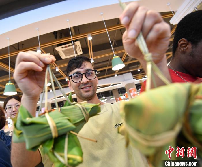 福州留学生包粽子感受中国传统文化
