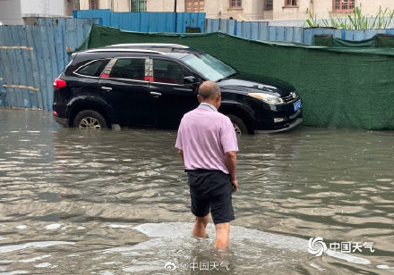 强降雨突袭广西钦州 城区部分路段积水严重阻碍交通