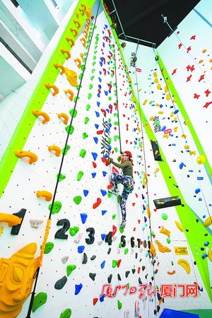 厦门一攀岩馆17米高攀岩墙 引来2岁到65岁的挑战者