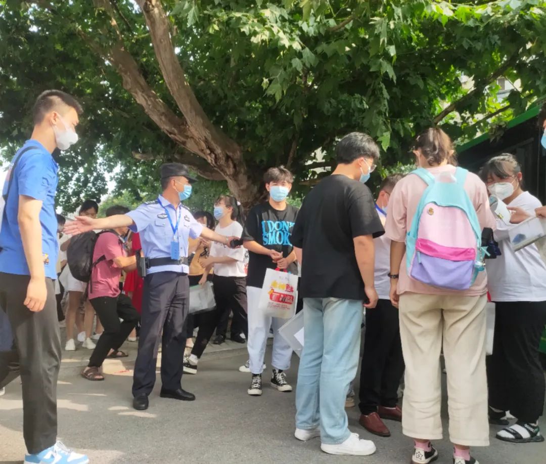 直击现场！安徽青阳警方全力护航考生逐梦